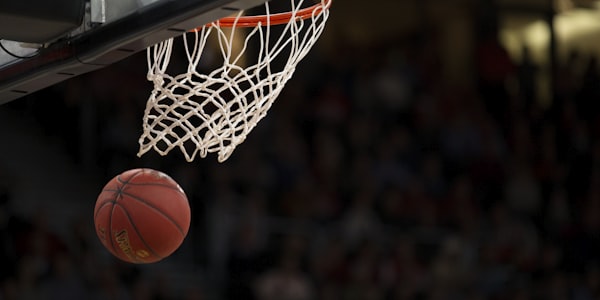 NBA季后赛篮球比赛直播 - 湖人队与勇士队关键对决